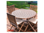 Houten tuinmeubelen: tafel en stoelen.