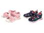 Twee paar kindersandalen: roze klittenbandsandalen en marineblauwe-roze sportsandalen.