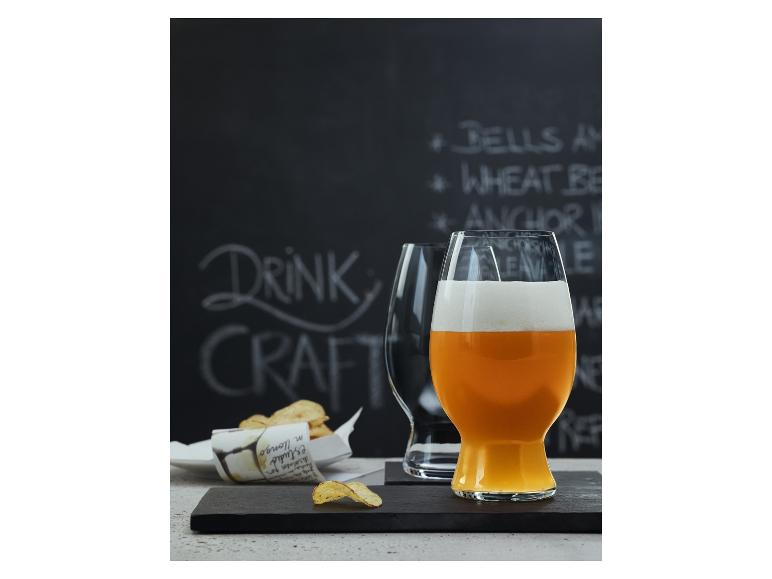 Ambachtelijk bier in stijlvolle glazen, met chips.