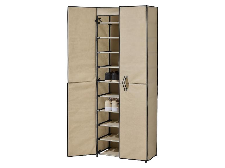 Beige schoenenkast met open deuren, met planken en enkele paren schoenen.