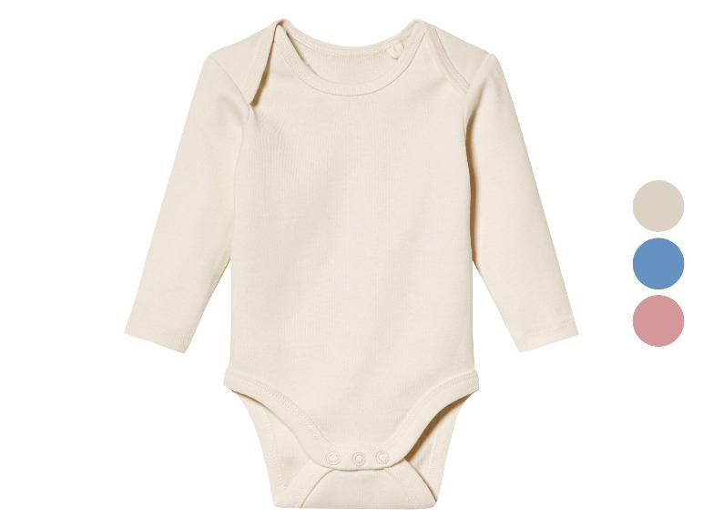 Witte baby romper met lange mouwen en drukknopen.