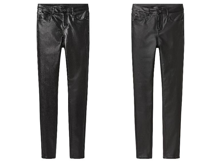 Twee paar zwarte, glimmende broeken met leerlook, van voren gezien.