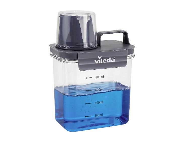 Transparante schoonmaakcontainer met blauwe vloeistof en volumemeter.