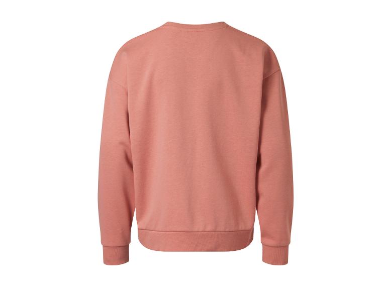 Roze trui met lange mouwen.