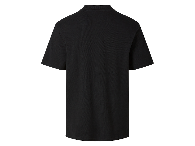 Zwart poloshirt met korte mouwen.