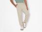 Beige joggingbroek en witte sneakers: casual look.
