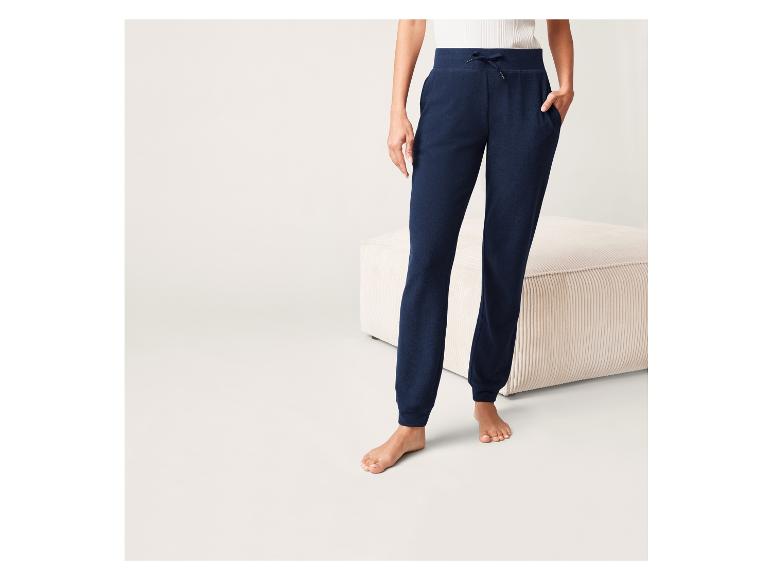 Model met donkerblauwe joggingbroek.