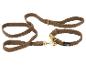 Bruine pluizige hondenriem en halsband met gouden metalen hardware.