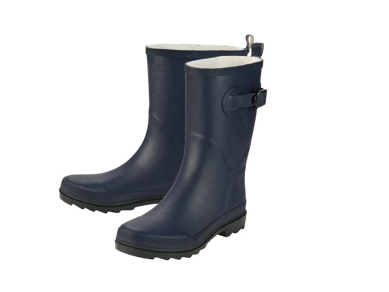 Een paar donkerblauwe regenlaarzen met witte voering en een gesp aan de zijkant.