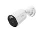 Witte beveiligingscamera met wandbevestiging.
