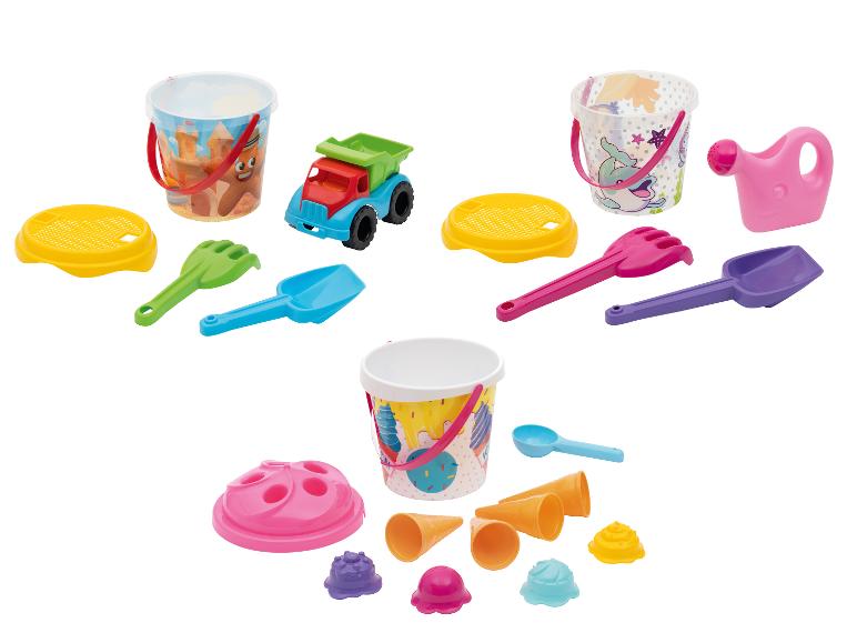 Drie sets strandspeelgoed met emmers, schepjes, harkjes en vormpjes.