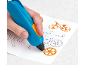 Hand gebruikt een blauwe 3D-printpen om een oranje fietswiel op papier te tekenen.