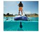 Man op SUP-board met motor, zicht boven en onder water.