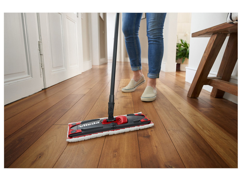 Een Viledamopper gebruikt voor het schoonmaken van een houten vloer.