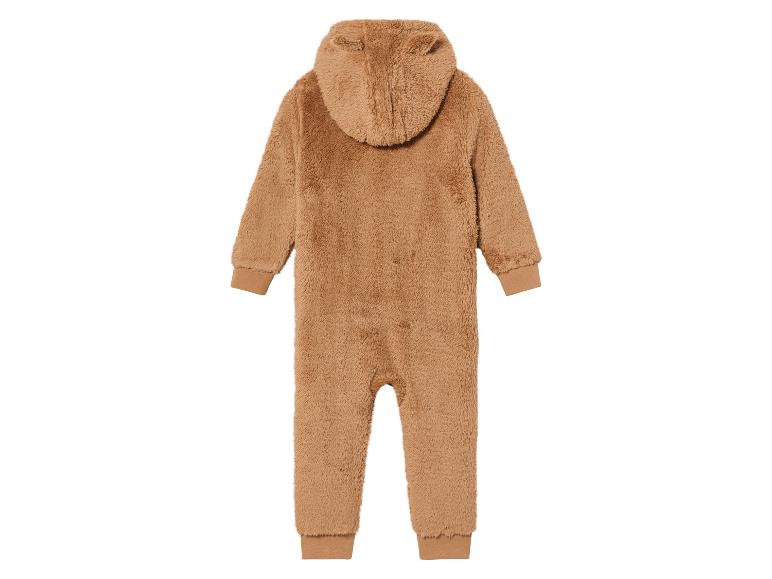 Een bruine baby romper met capuchon.