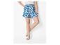 Blauwe shorts met print en platte sandalen: zomerse stijl.