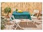 Witte opklapbare tafel en stoelen, turquoise kleed, buitensetting.
