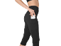 Vrouw in zwarte sportlegging met zijzak, witte kaart in zak