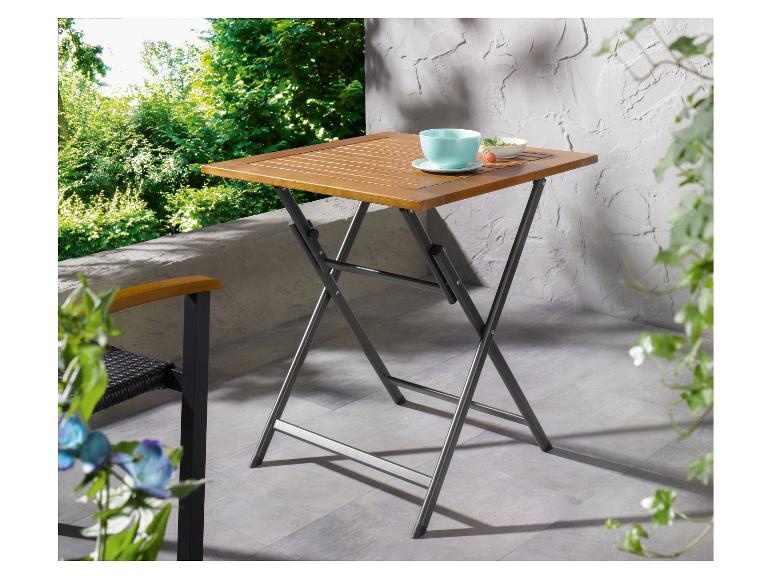 Vouwtafel van hout en metaal voor buiten.