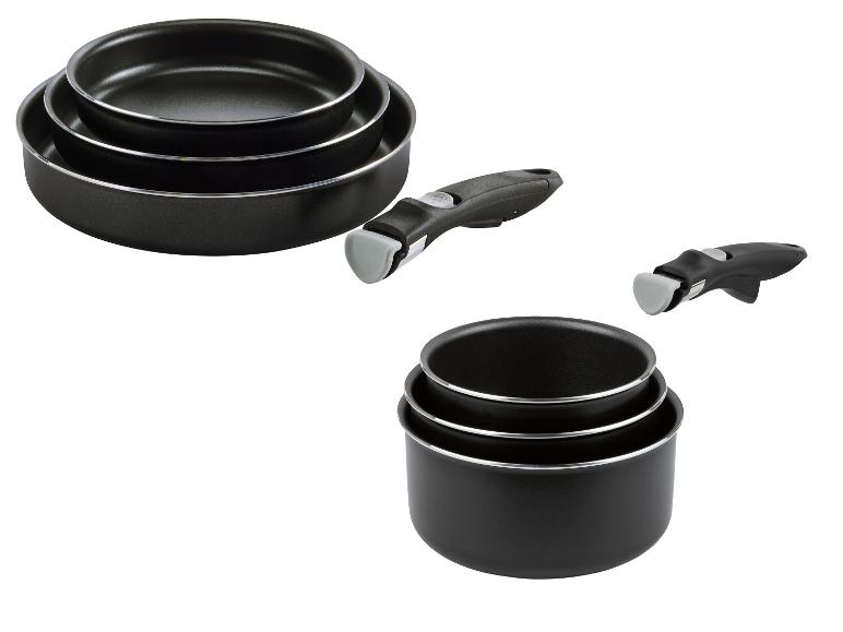 Set van zwarte, stapelbare pannen en potten met afneembare handgrepen.