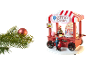 Kerstboom met rode bal en houten suikerspinwagen met beeldjes.