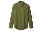 Olijfgroen overhemd met lange mouwen en knopen op een witte achtergrond.