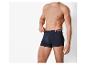 Man draagt donkerblauwe boxershorts met 'I Love You' opschrift.