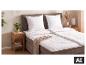 LIVARNO home hoofdkussens en dekbed op een sfeervol opgemaakt bed. [AI-gegenereerde afbeelding]