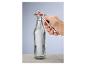 Een hand opent een glazen fles met een metalen flesopener.