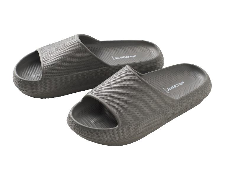 Paar grijze comfortabele slippers met getextureerd voetbed en zool