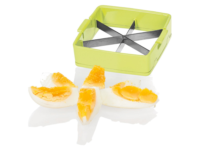 Eieren gesneden met een groene eieren snijder.