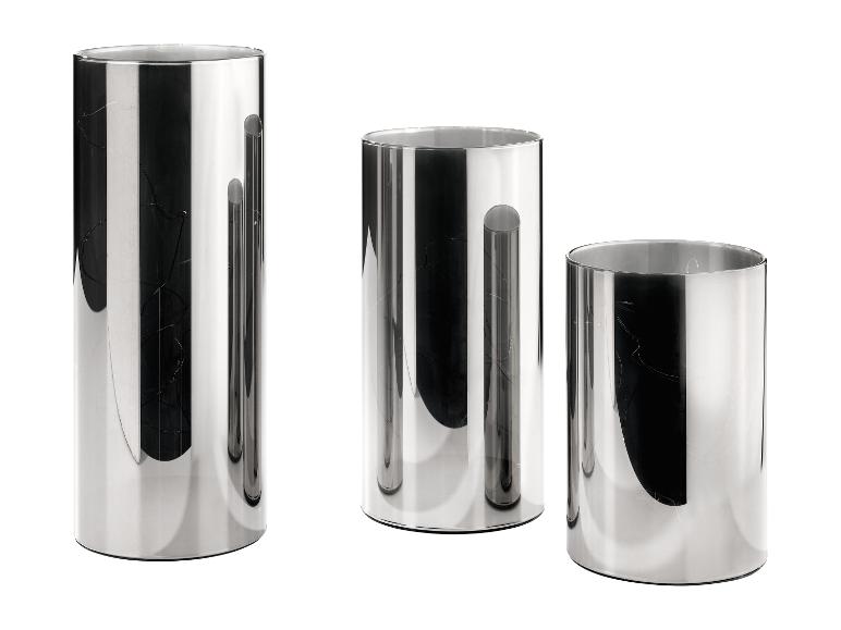 Drie zilveren glazen vazen in verschillende maten.