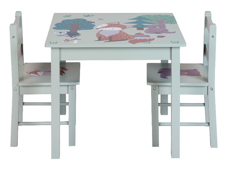 Kindertafel en twee stoelen met bosdierontwerpen.