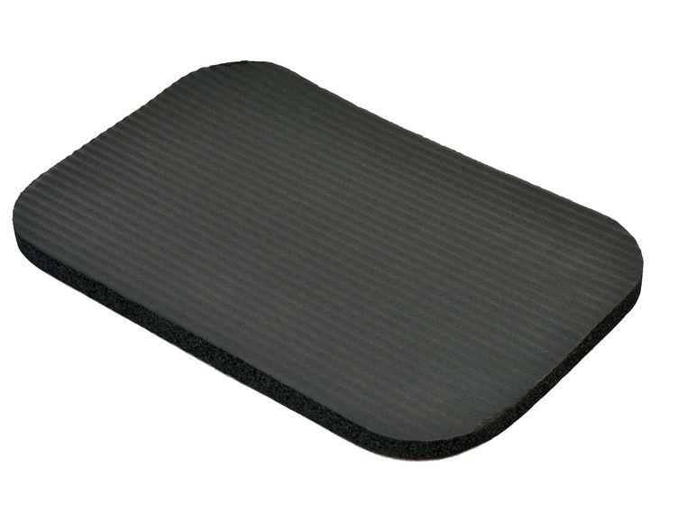 Een zwarte, gegroefde yoga mat.