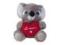 Een grijs knuffeldier in de vorm van een koala met een rood hart dat 'Love' zegt.