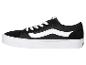 Zwarte lage sneakers met witte veters en een witte zool