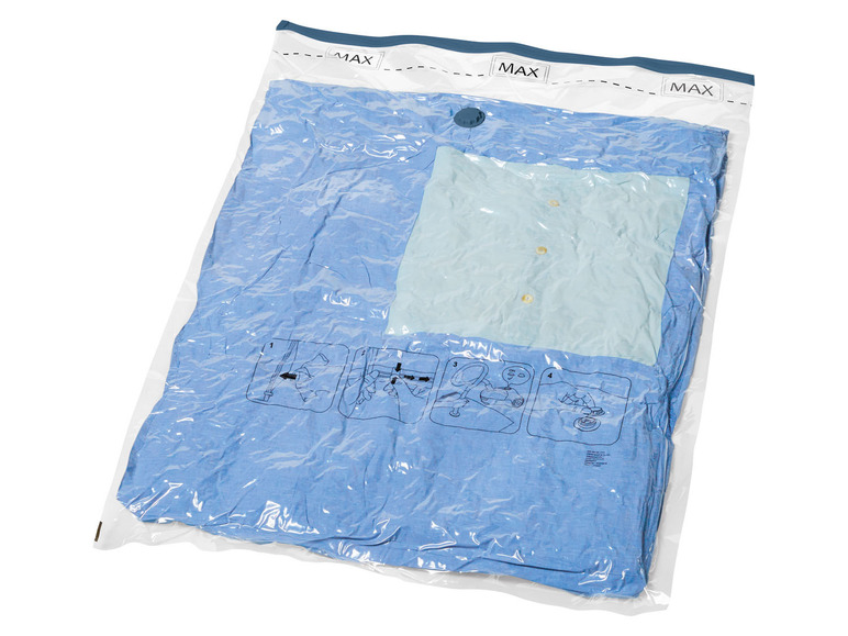 Een blauwe vacuümzak met kleding voor het opbergen.