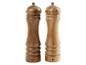 Twee houten pepermolens.