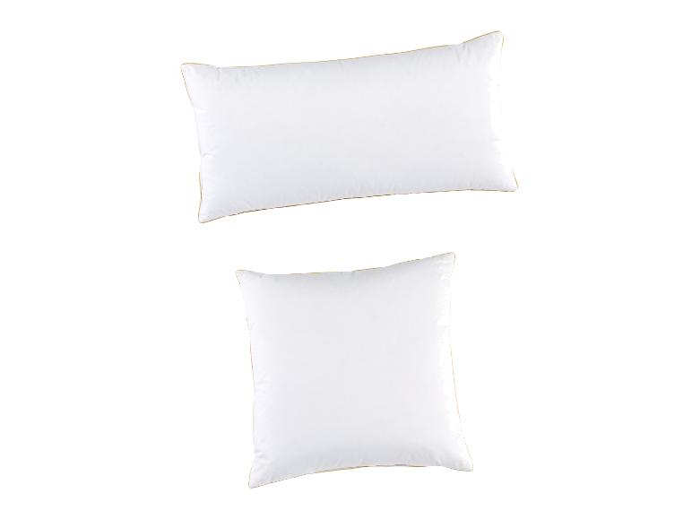 Twee witte kussens, één rechthoekig en één vierkant, met gouden randen.