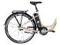 Beige elektrische fiets met bagagedrager, accu en kettingaandrijving.