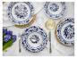 Tafelsetting met blauw-wit porseleinen servies, bestek, glazen en hyacinten.