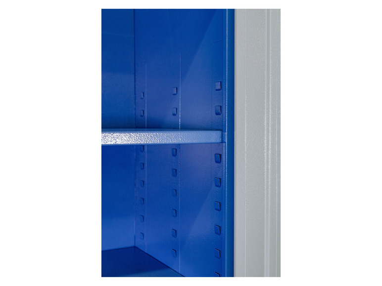 Detail van een blauwe metalen kast met planken.