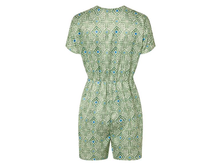Kort jumpsuit met een geometrisch groen en blauw patroon.