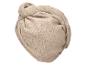 Beige haarturban gedraaid en vastgebonden