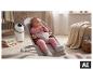 Baby in een wipstoeltje in de babykamer naast de LUPILU® luieremmer. [AI-gegenereerde afbeelding]