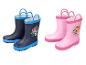 Twee paar kinderregenlaarzen, één blauw met dinosaurussen en één roze met dinosaurussen.