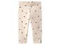 Beige kinderlegging met zwarte hartjes.