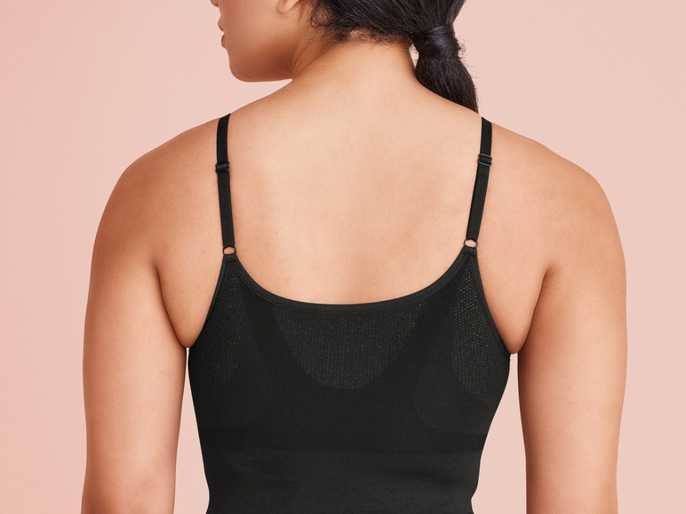 Vrouw draagt een zwarte sportbeha met racerback.