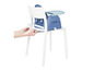 Een blauwe kinderstoel met een wit frame en een tafelblad.