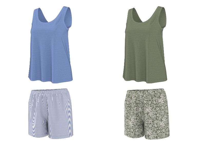 Twee sets dames nachtkleding: blauwe tanktop met gestreepte shorts en groene tanktop met bloemen shorts.